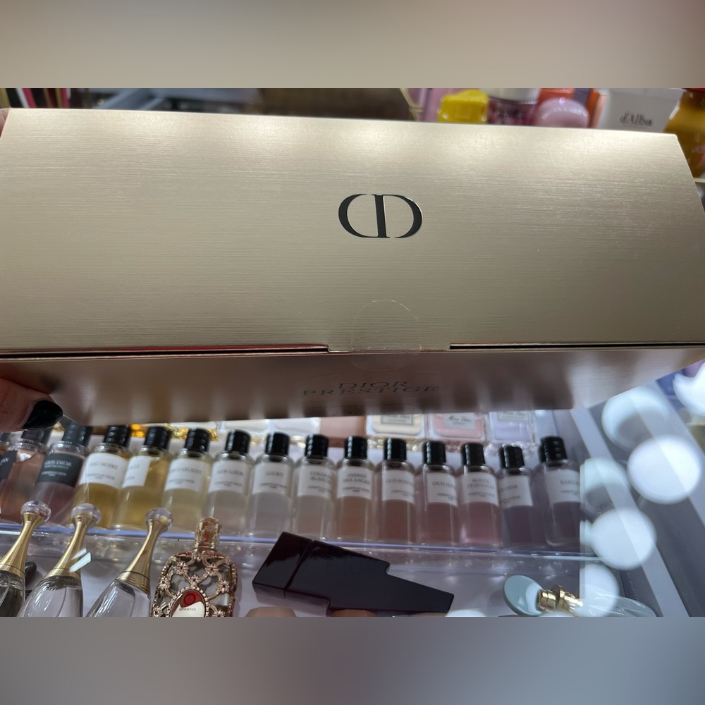 Dior Prestige Skincare Cotton Pads Collection in Gold Packaging - Picture 2 of 3